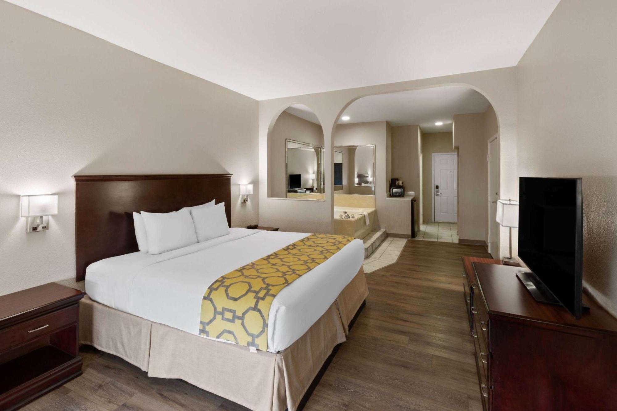 Hotel Baymont By Wyndham Brookhollow