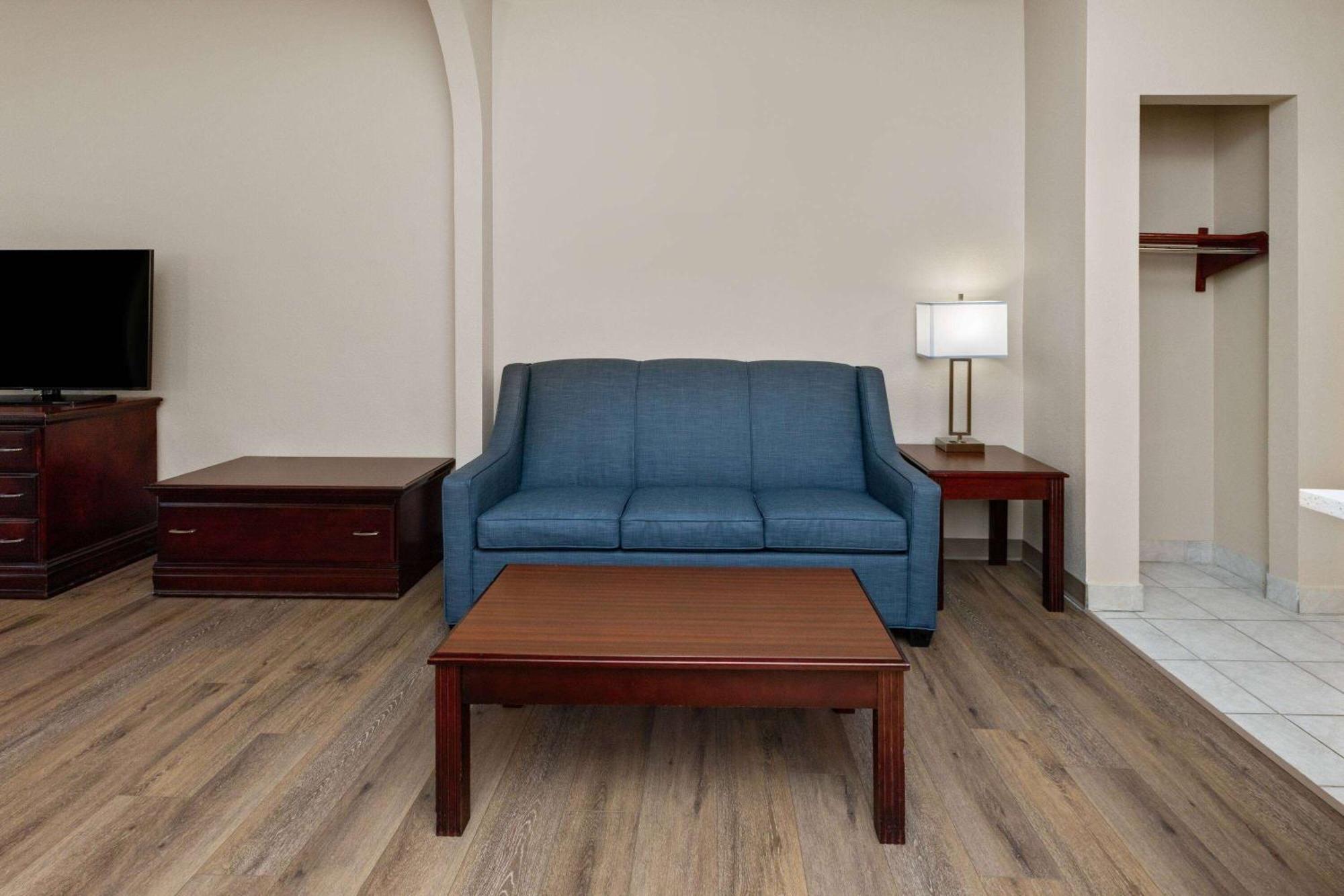 Hotel Baymont By Wyndham Brookhollow 2*