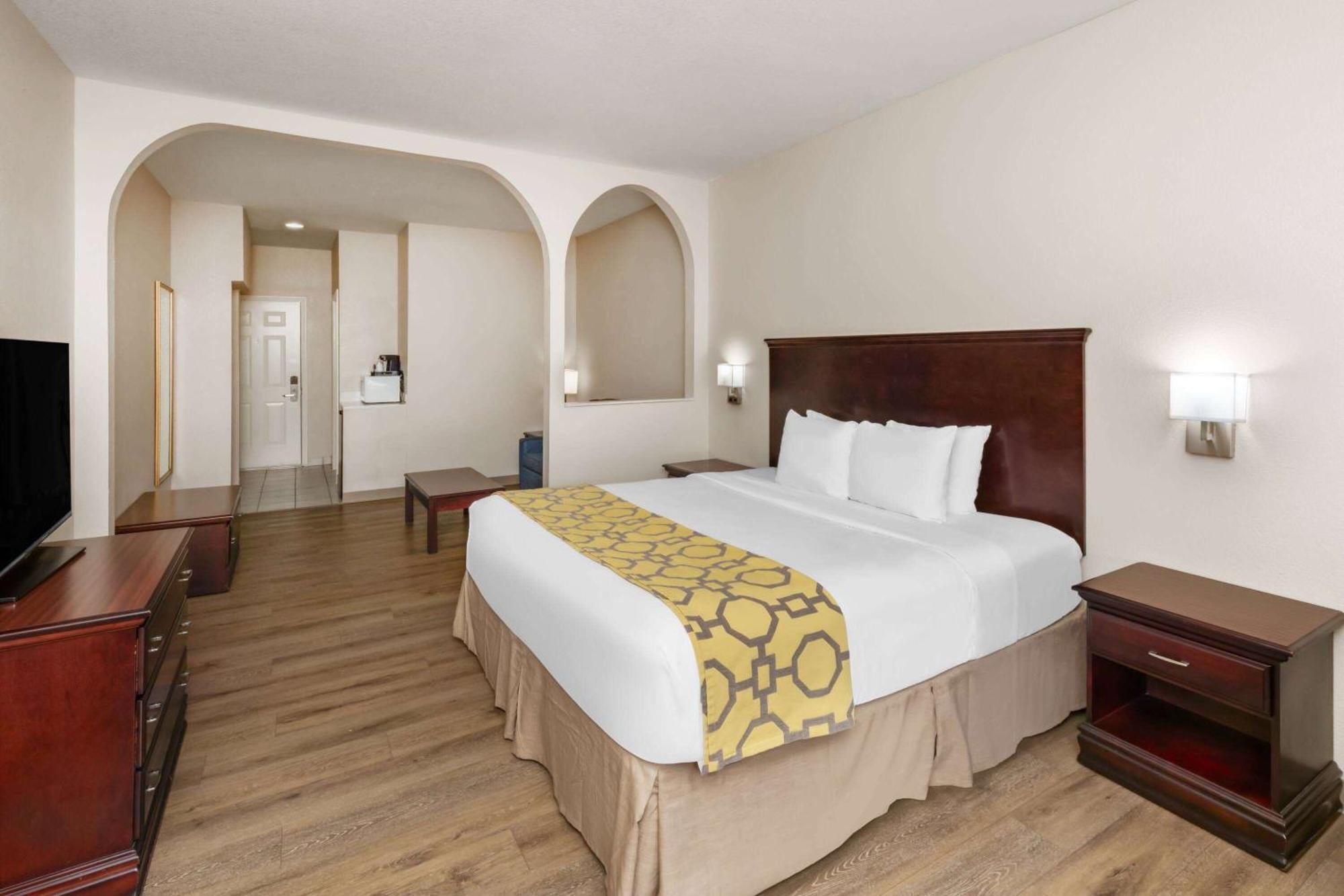 Baymont By Wyndham Brookhollow Hotel 2*