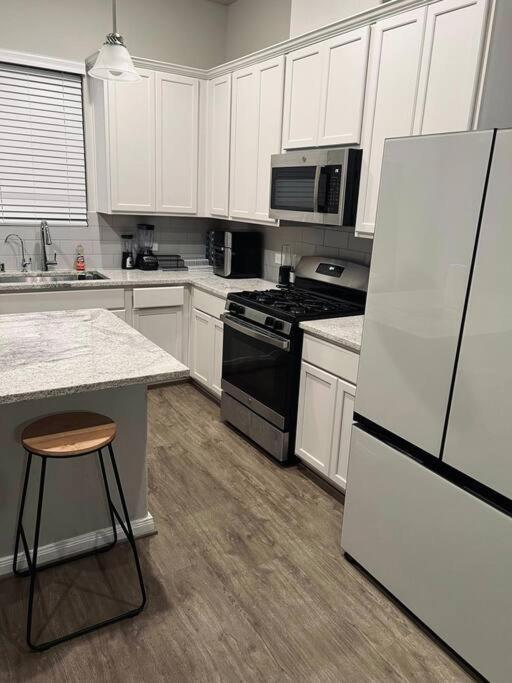 Apartment Centrally Located 3 Bedroom Townhome Houston