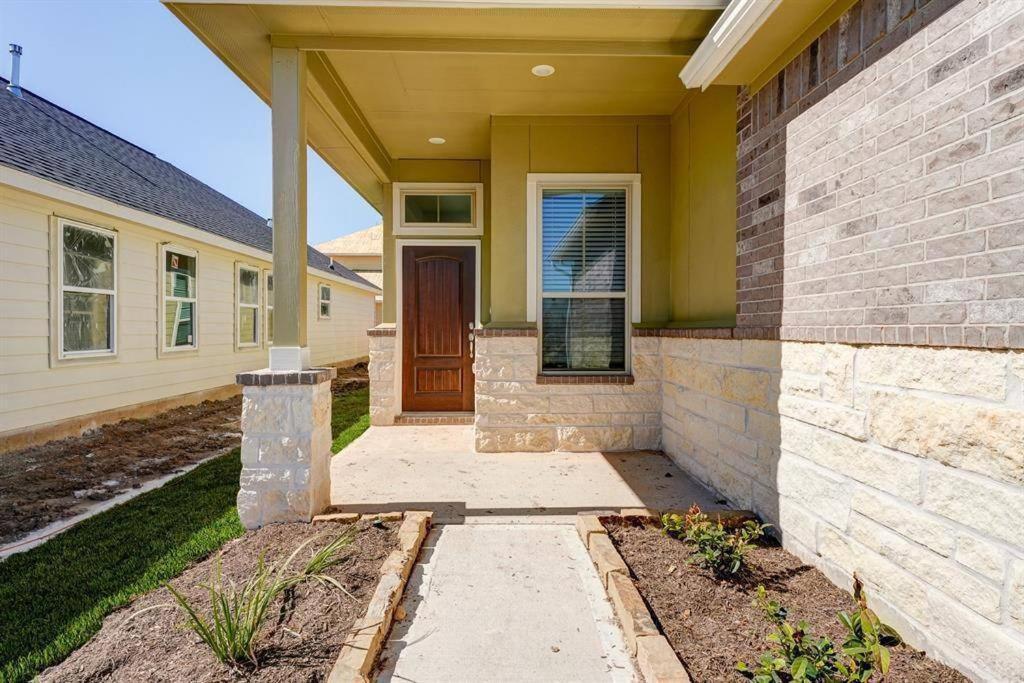 Centrally Located 3 Bedroom Townhome *