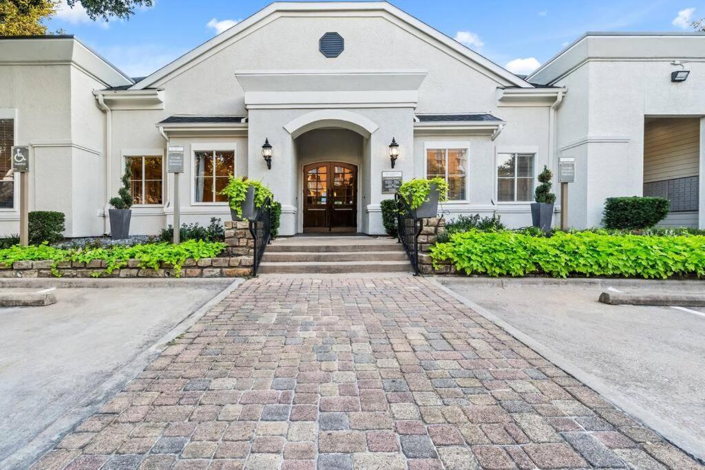 Devine Livings At Hermann Park Apartment *