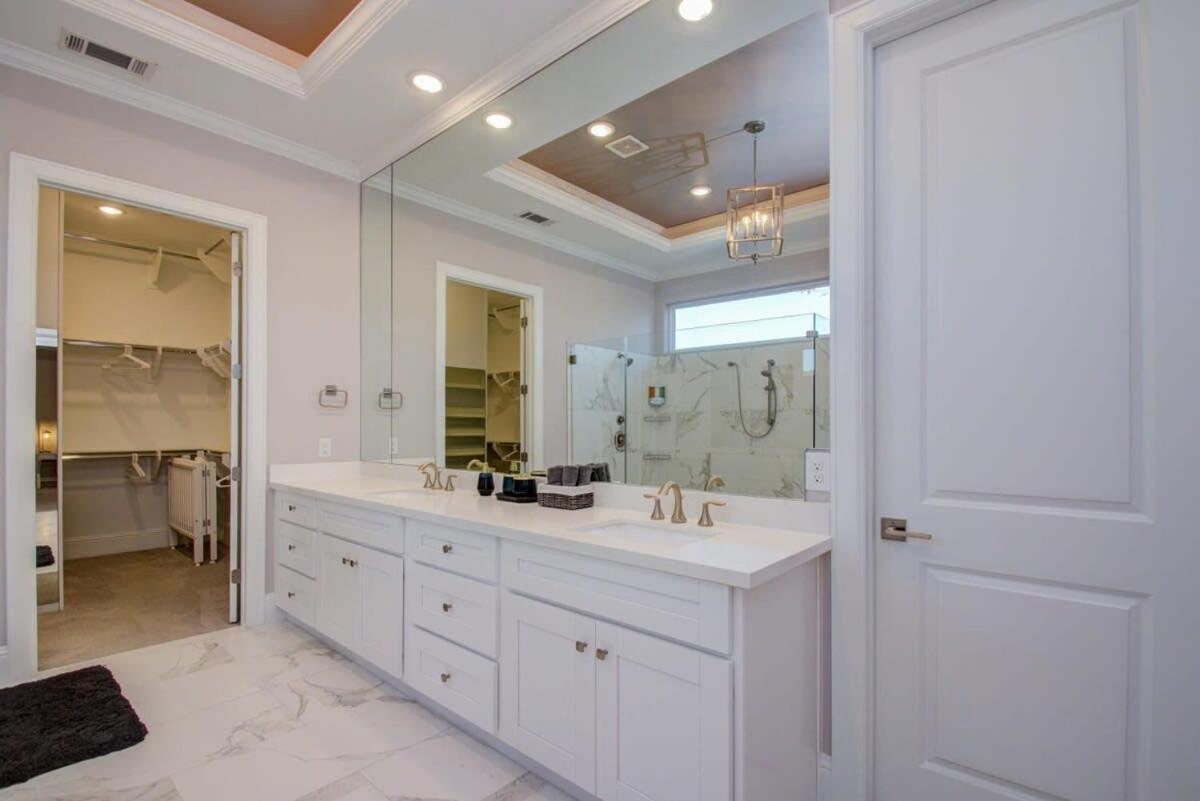 Location - Stylish With Jacuzzi Holiday home *