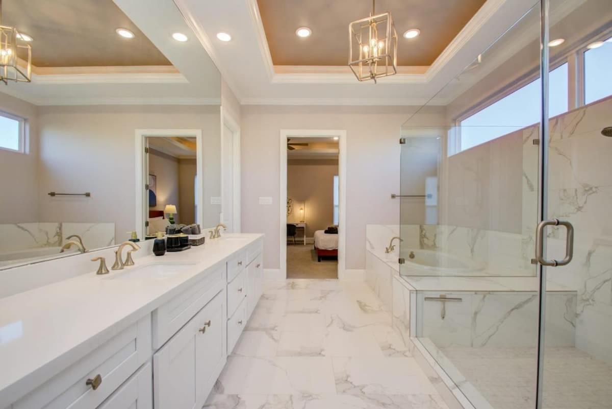 Location - Stylish With Jacuzzi Holiday home Houston