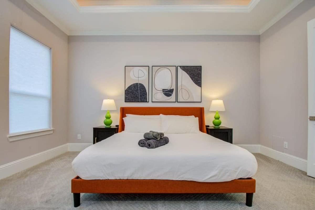 Location - Stylish With Jacuzzi Houston