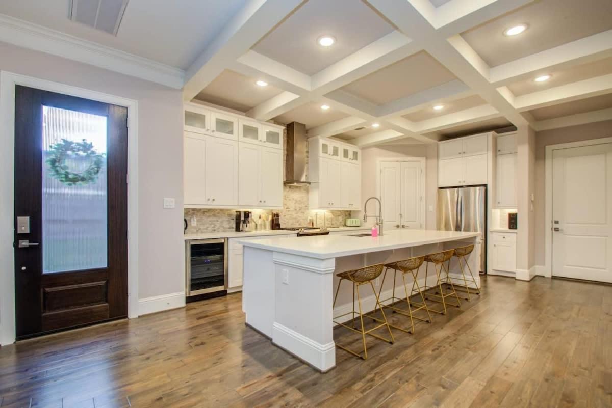 Location - Stylish With Jacuzzi *