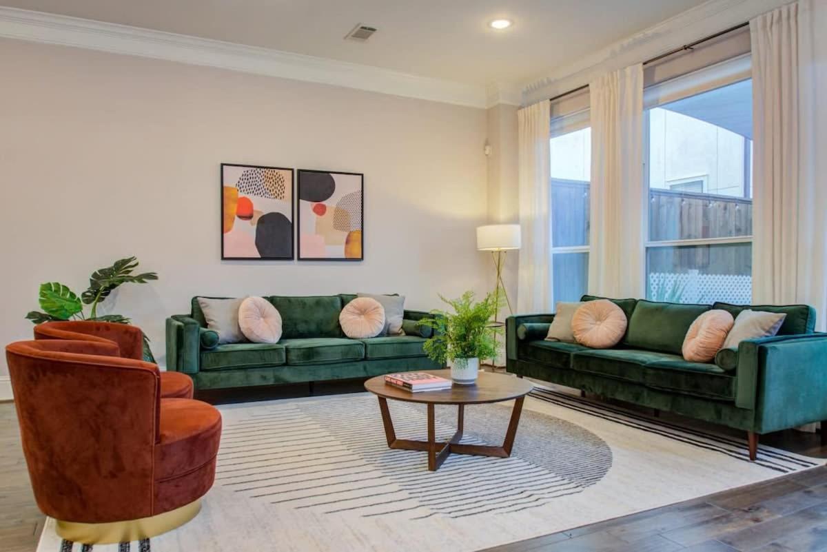 Location - Stylish With Jacuzzi Holiday home *