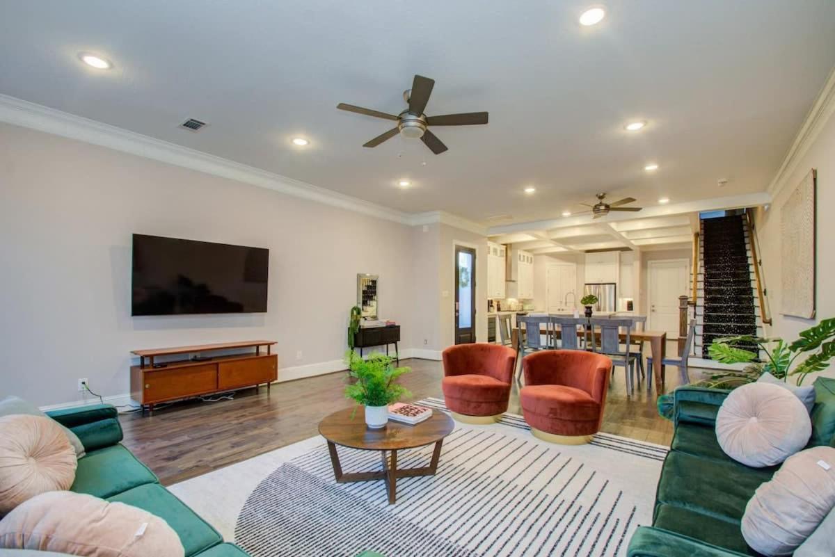 Location - Stylish With Jacuzzi *