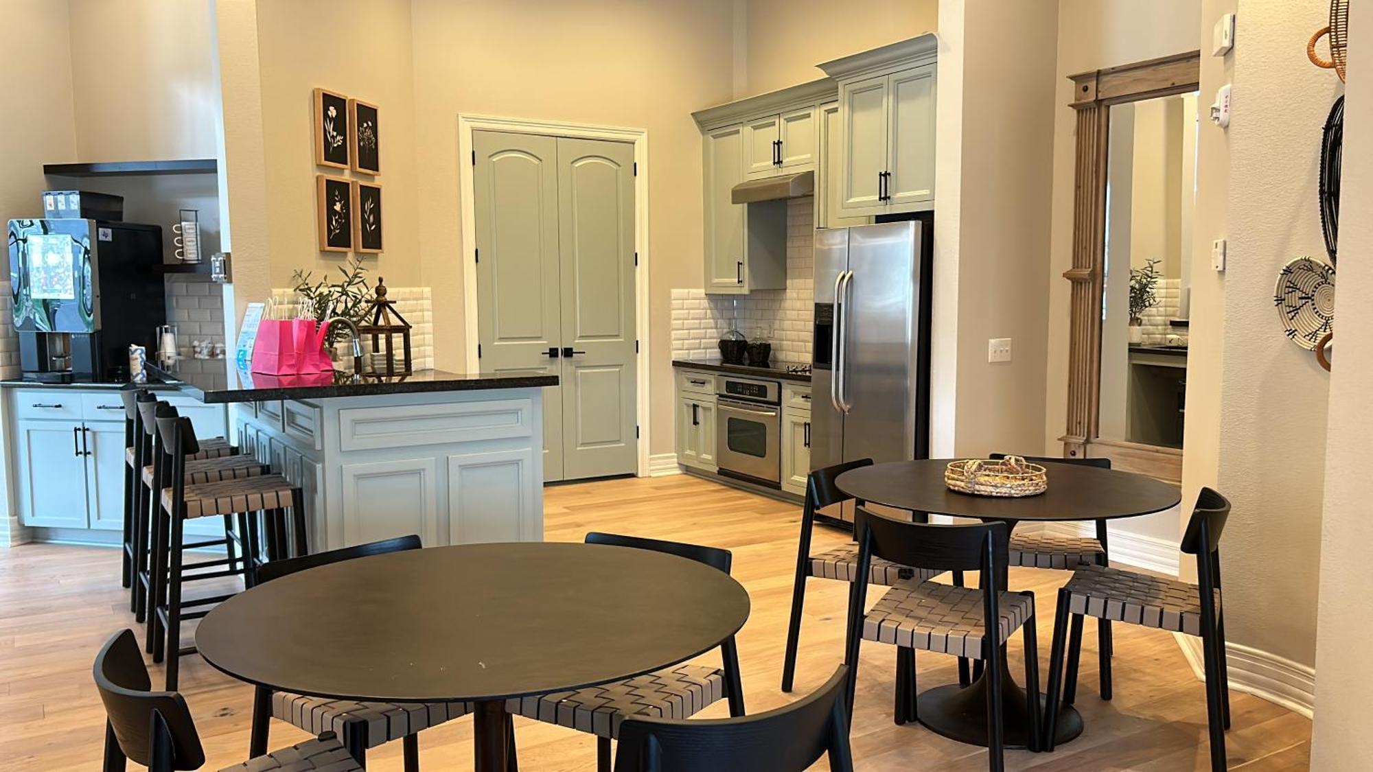 Apartment Hidden Gem At Med Center 2br & 2ba