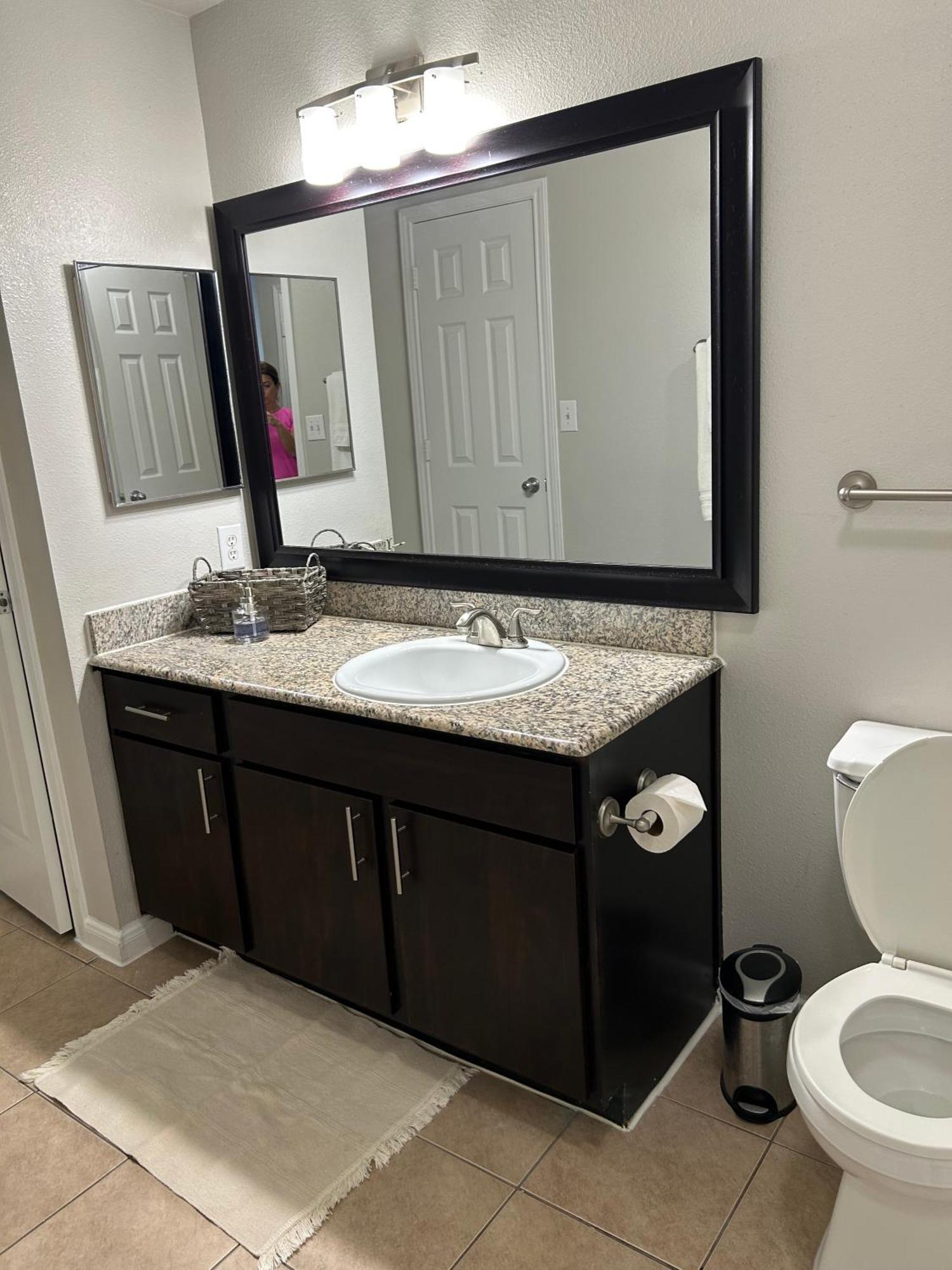 Apartment Hidden Gem At Med Center 2br & 2ba *