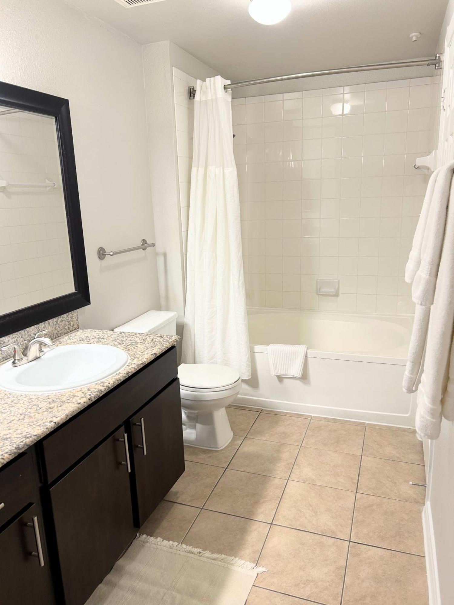 Apartment Hidden Gem At Med Center 2br & 2ba *