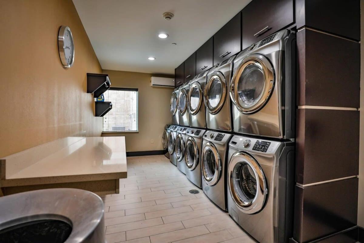 Apartment Kitchen Free Parking Washer&dryer Gym Relux Studio Group 1