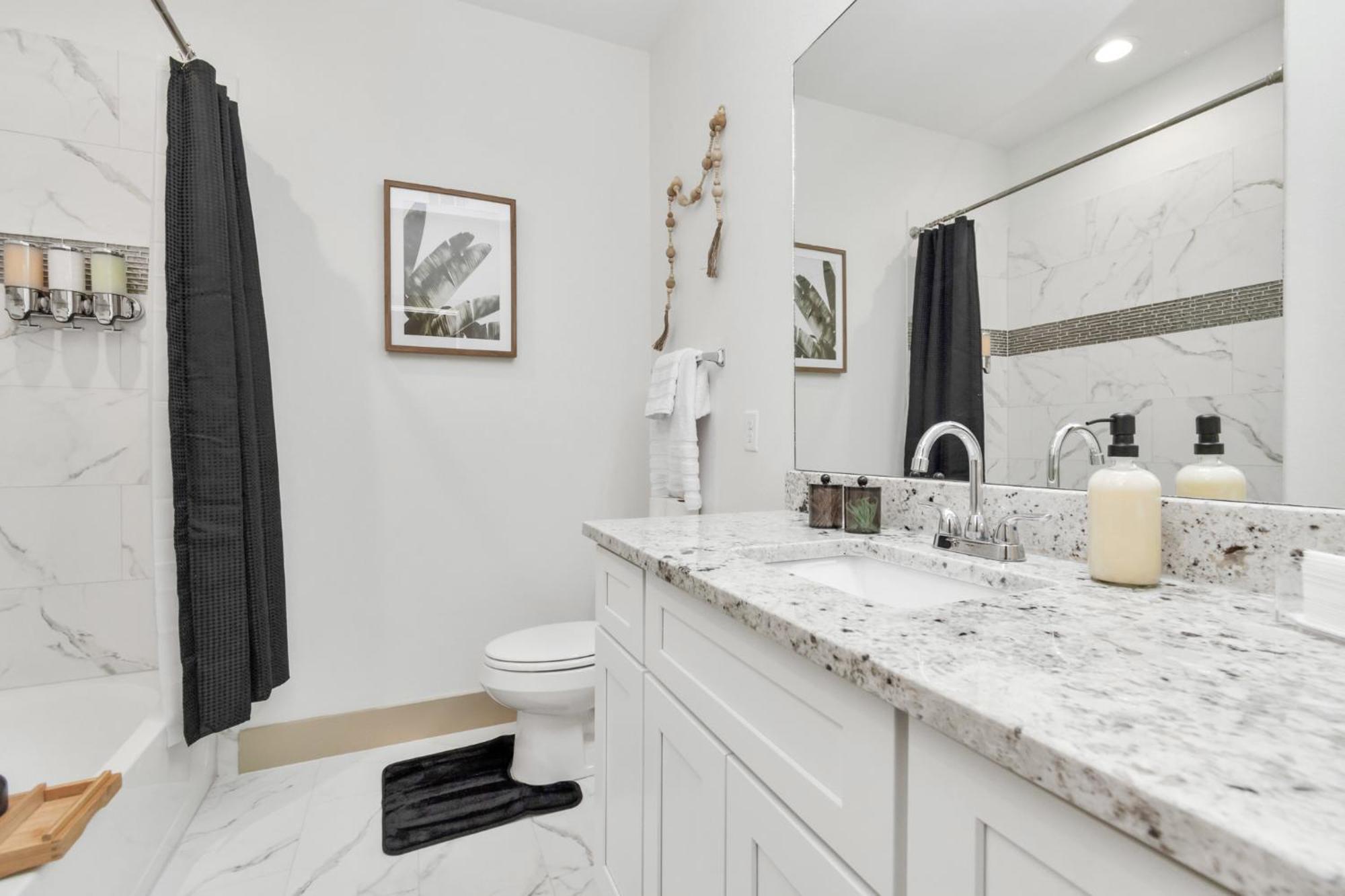 Apartment 2 Homes! Sleeps 18, Games, Gated Parking & More!