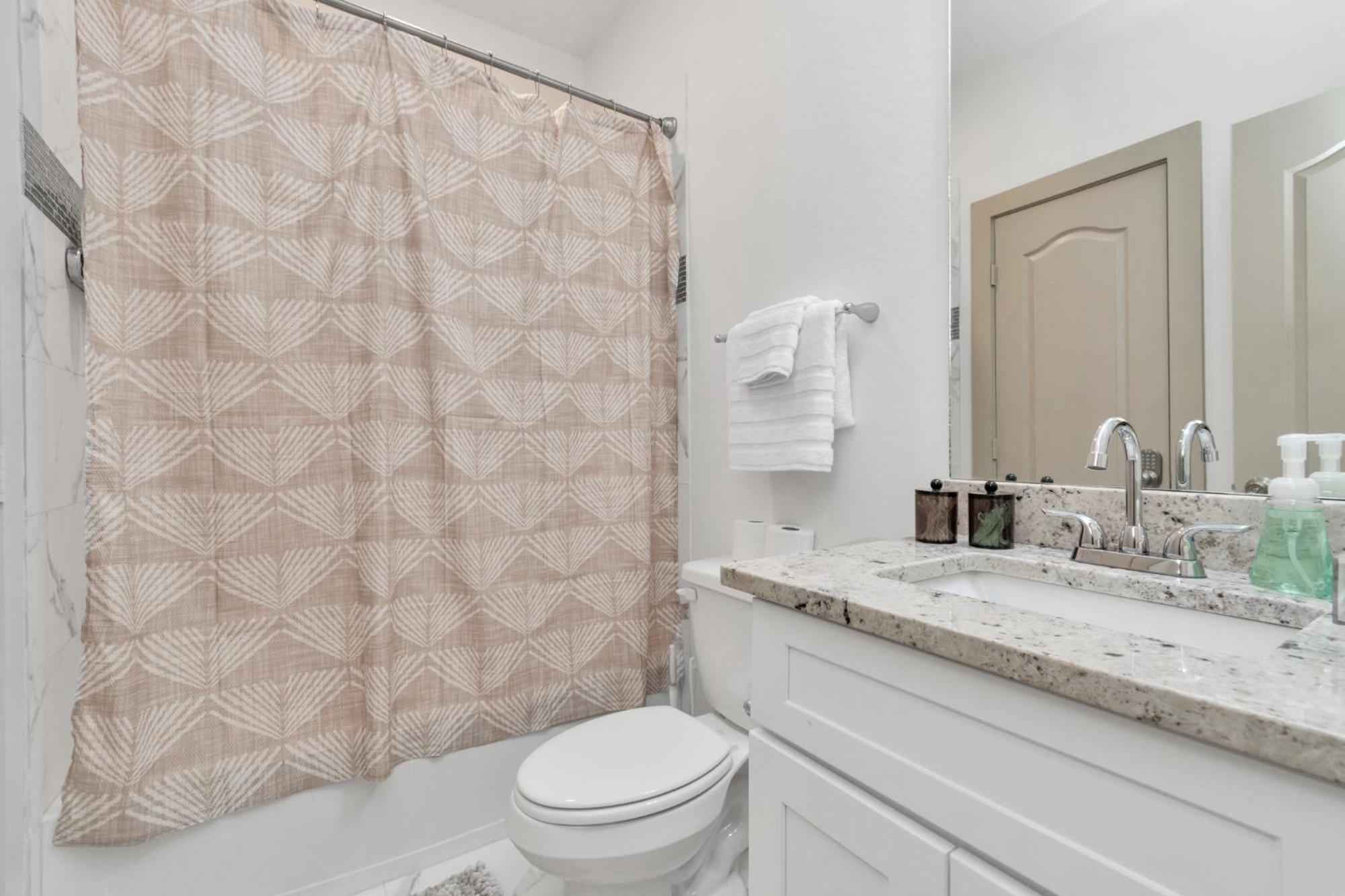 Apartment 2 Homes! Sleeps 18, Games, Gated Parking & More! *