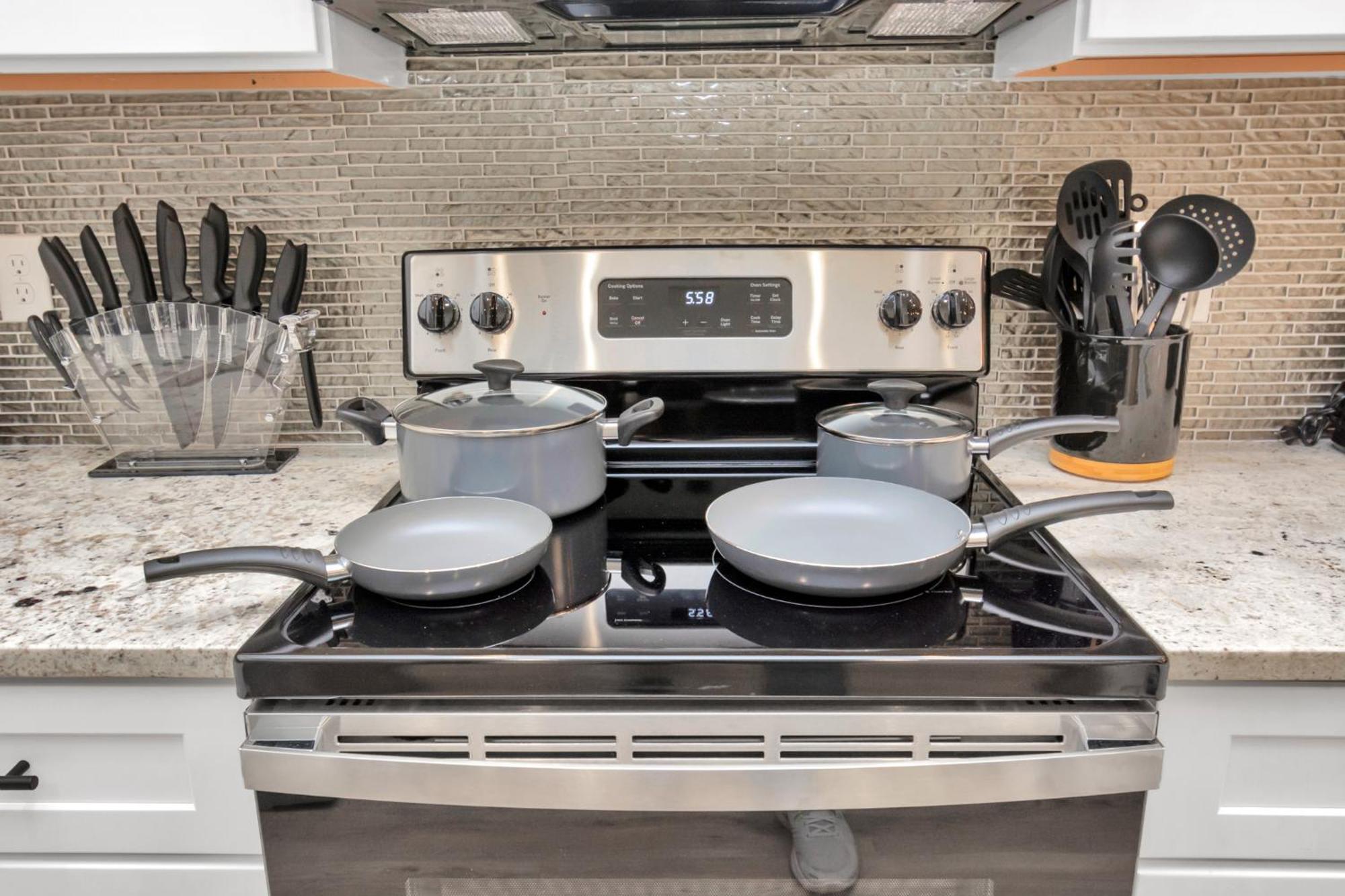 Apartment 2 Homes! Sleeps 18, Games, Gated Parking & More! *