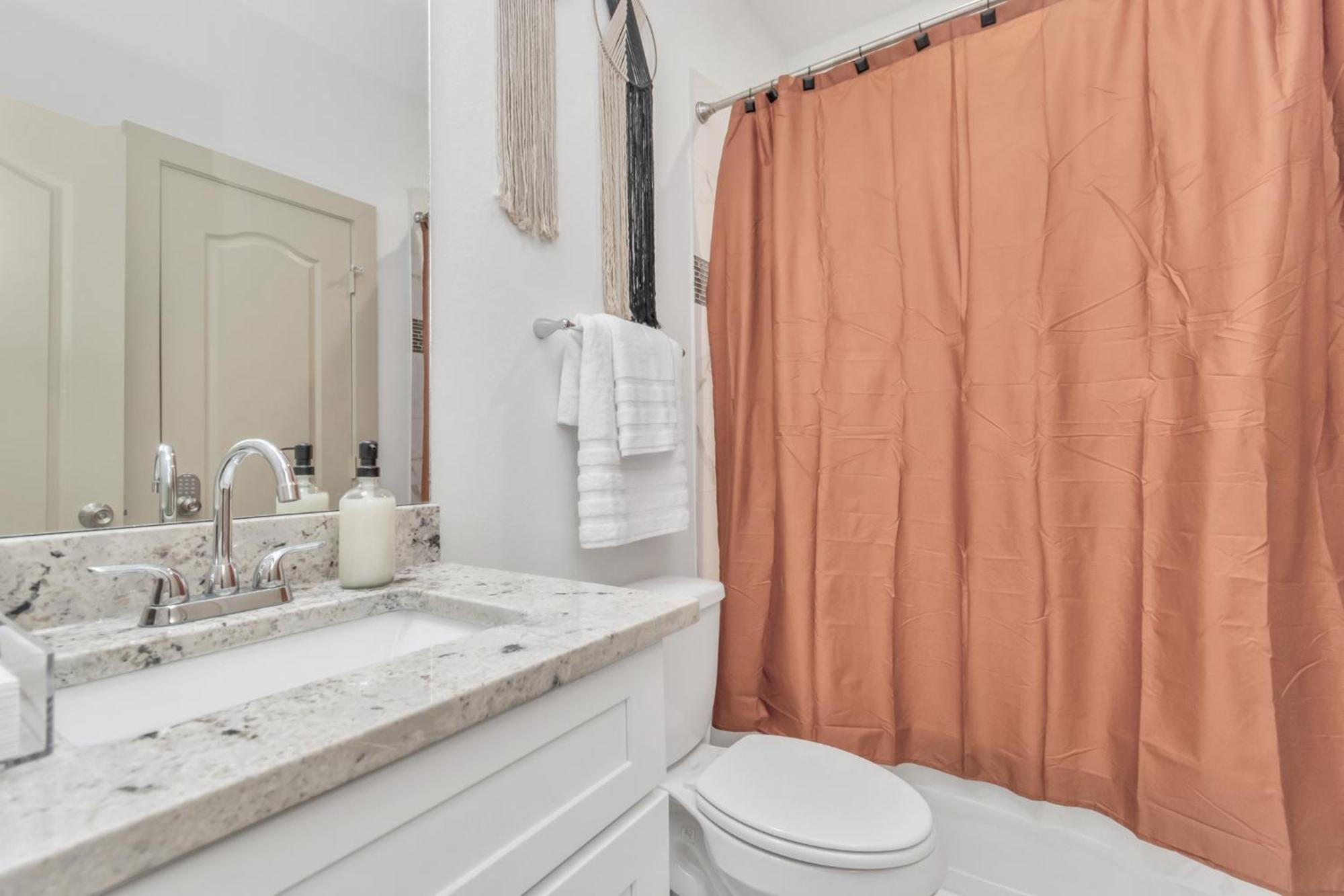 2 Homes! Sleeps 18, Games, Gated Parking & More! Houston
