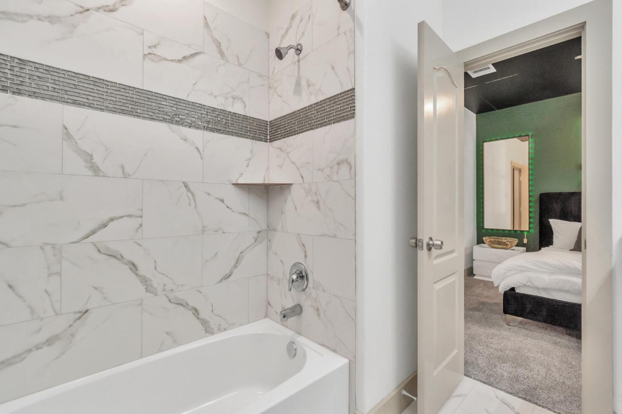 Apartment 2 Homes! Sleeps 18, Games, Gated Parking & More!