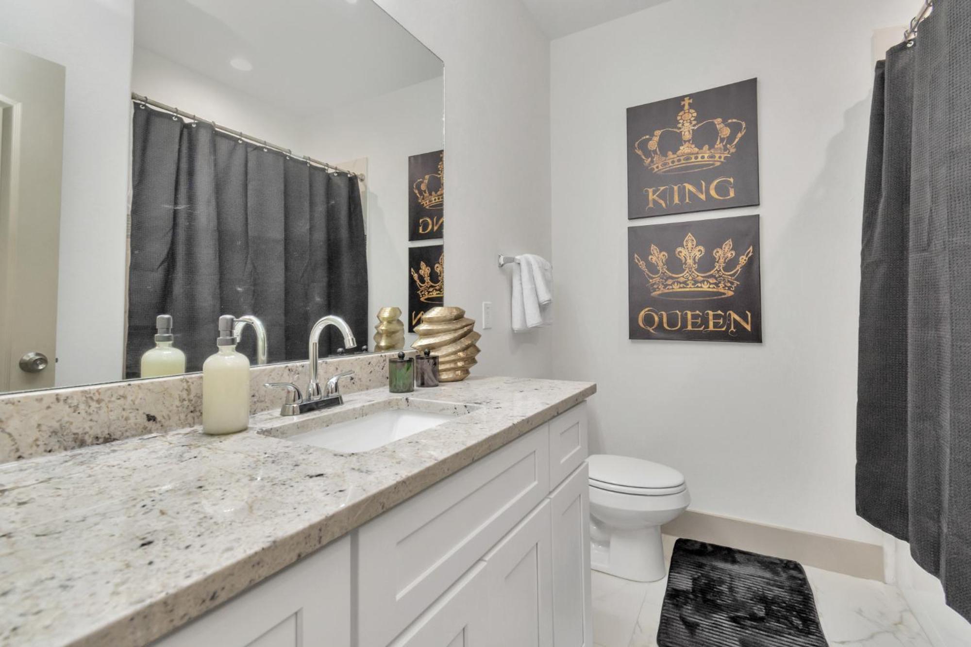 Apartment 2 Homes! Sleeps 18, Games, Gated Parking & More! *