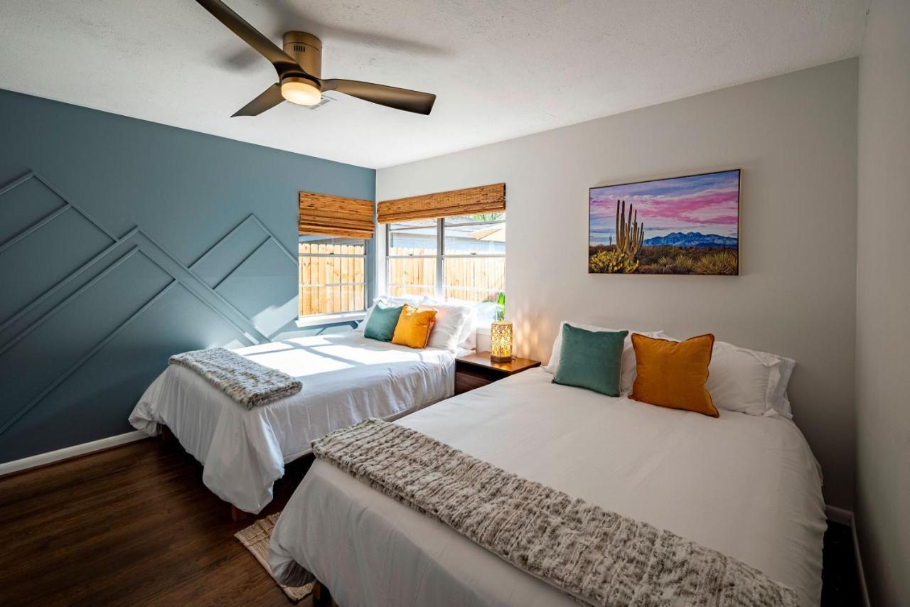 Holiday home Heated Pool Retreat Outdoortv Bbq And Cozy Gazebos Houston
