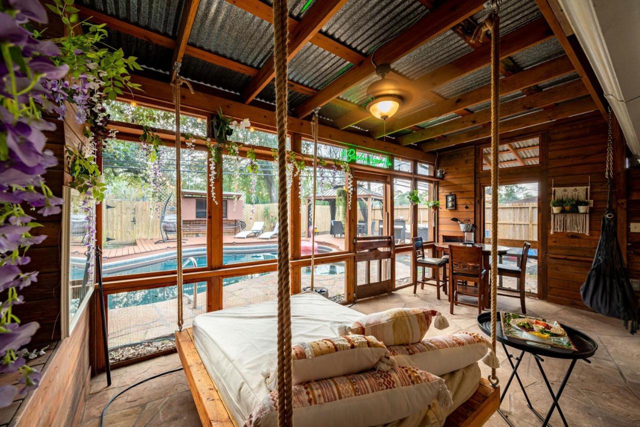 Holiday home Heated Pool Retreat Outdoortv Bbq And Cozy Gazebos Houston