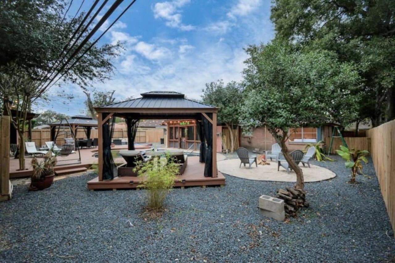 Holiday home Heated Pool Retreat Outdoortv Bbq And Cozy Gazebos Houston