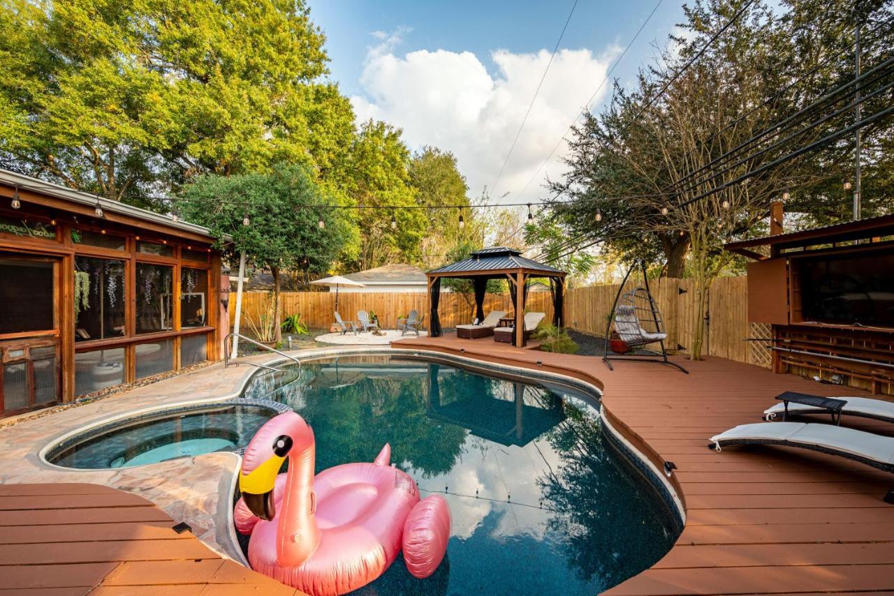 Holiday home Heated Pool Retreat Outdoortv Bbq And Cozy Gazebos Houston