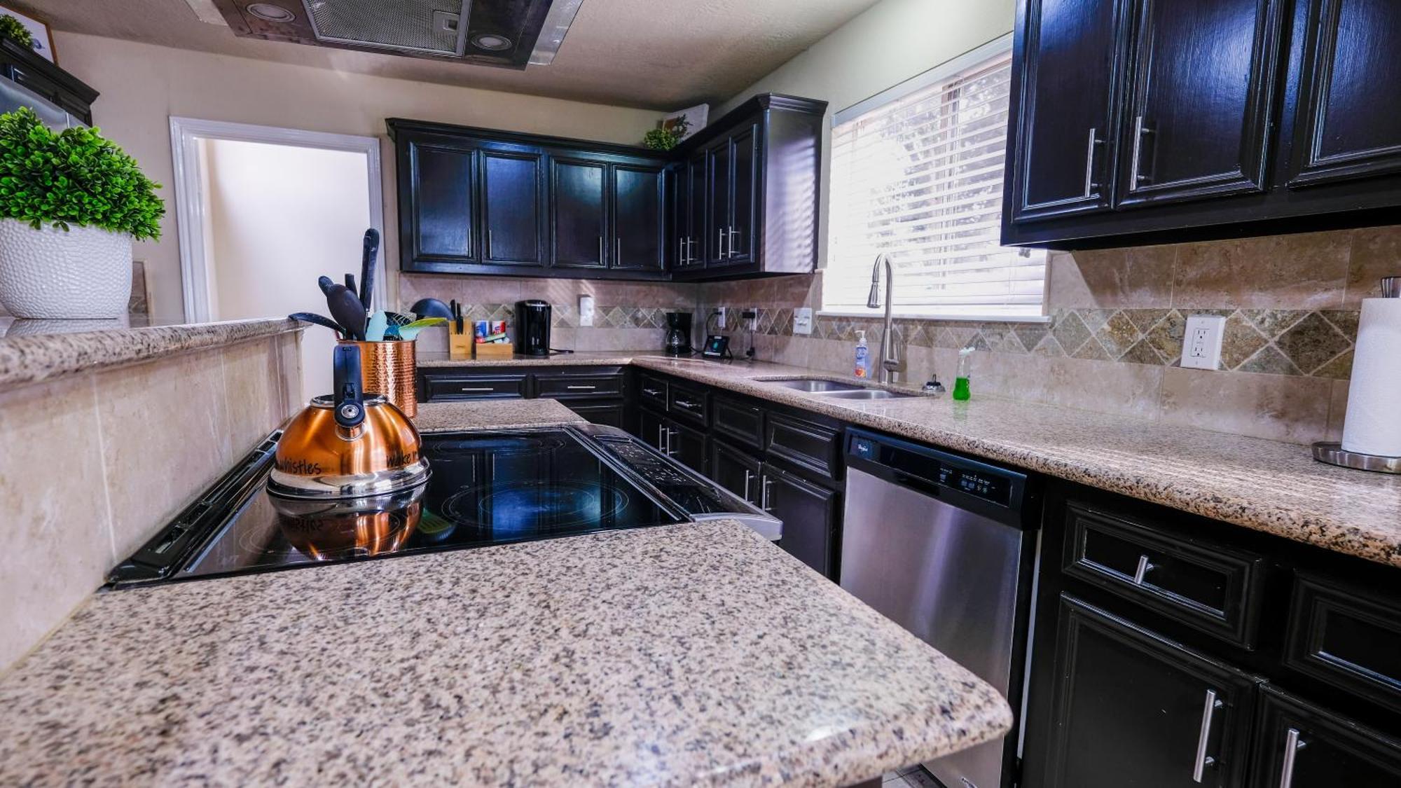 Pool House, 20 Minutes From Dt 4bdr For 10 Guests - Winkleman Houston