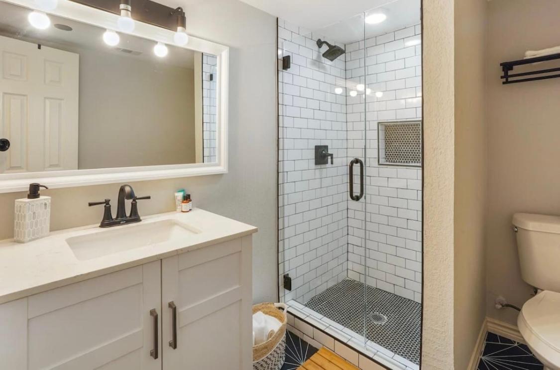 Cozy Heights 2 Bd Bungalow, Walkable