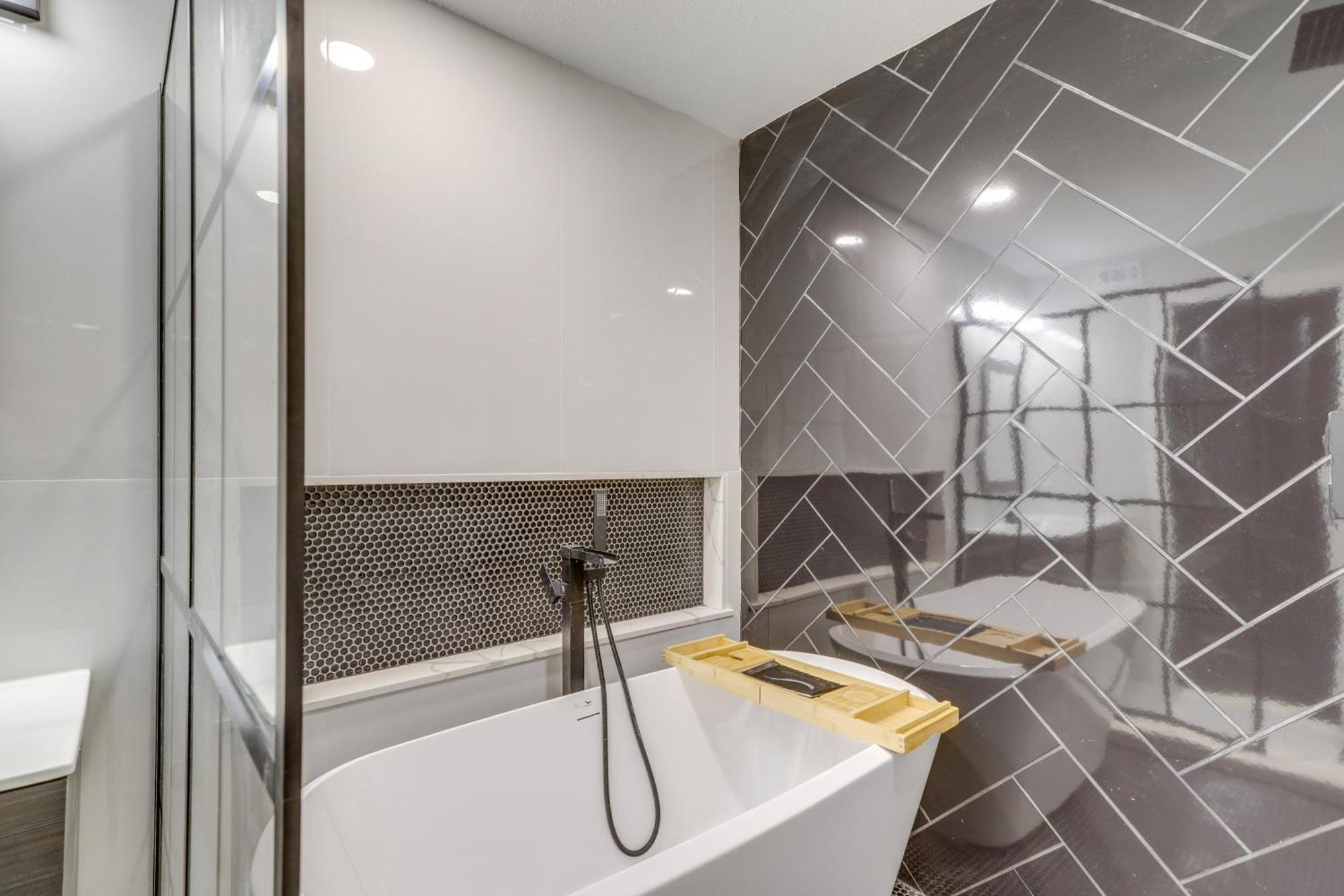 Close To And Downtown Apartment *