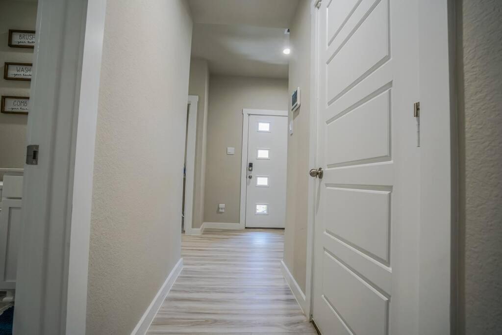 Stunning 3 Bedroom, 2 Bath Close To Everything! * Houston