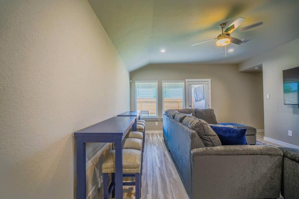 Stunning 3 Bedroom, 2 Bath Close To Everything! Villa *
