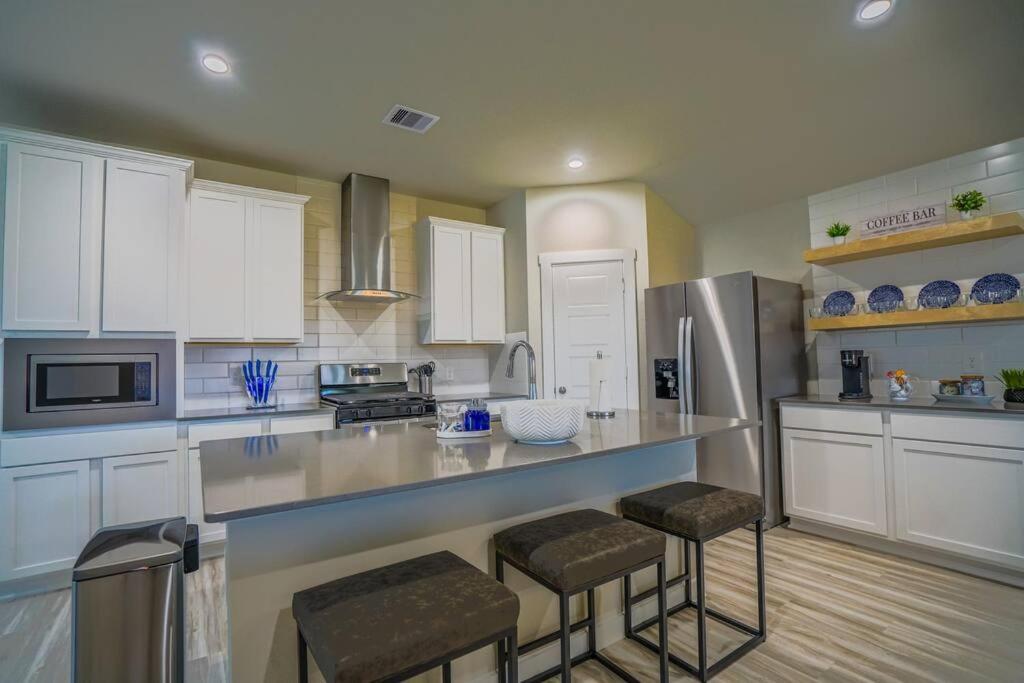 Stunning 3 Bedroom, 2 Bath Close To Everything! * Houston