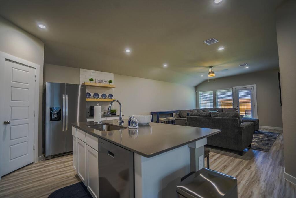 Stunning 3 Bedroom, 2 Bath Close To Everything! *
