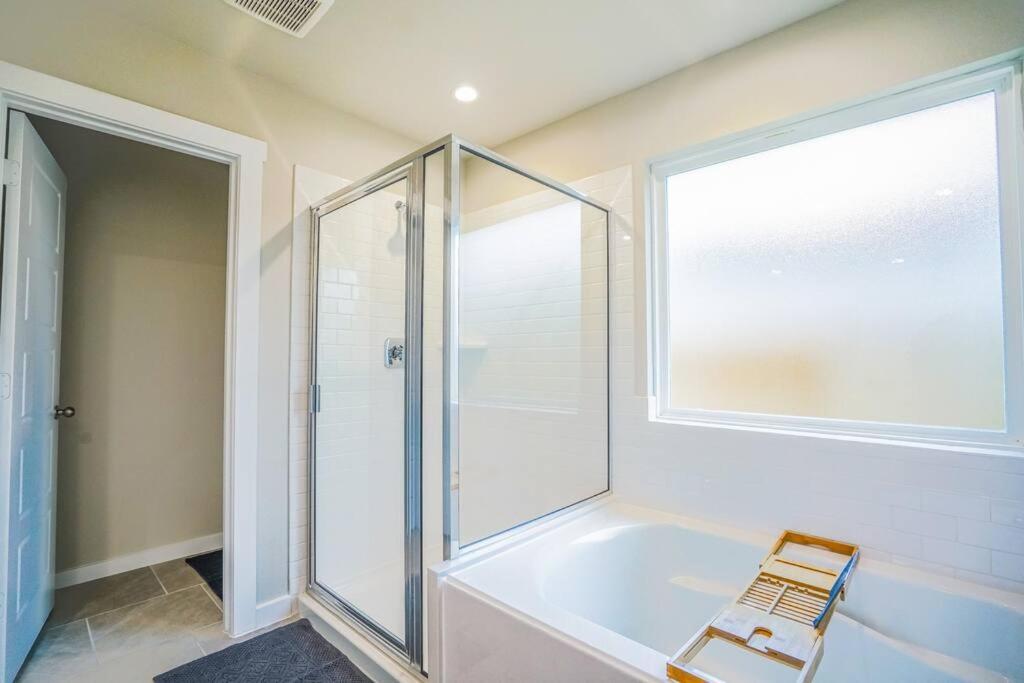 Stunning 3 Bedroom, 2 Bath Close To Everything! Houston
