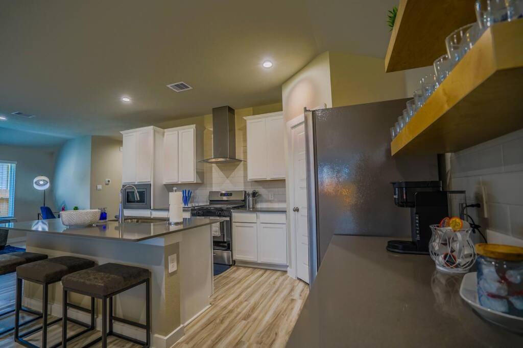 Villa Stunning 3 Bedroom, 2 Bath Close To Everything!