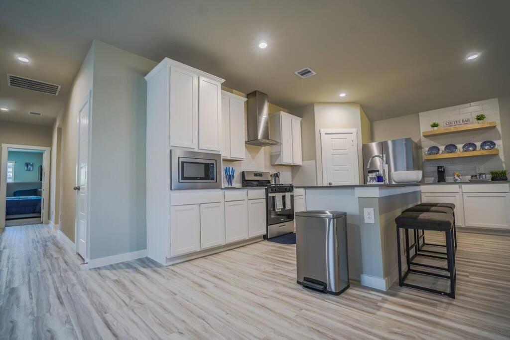 Stunning 3 Bedroom, 2 Bath Close To Everything! Villa *