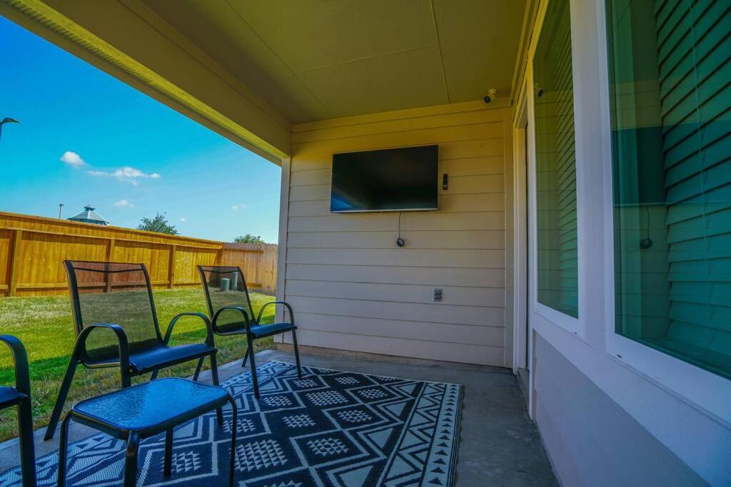 Villa Stunning 3 Bedroom, 2 Bath Close To Everything! *