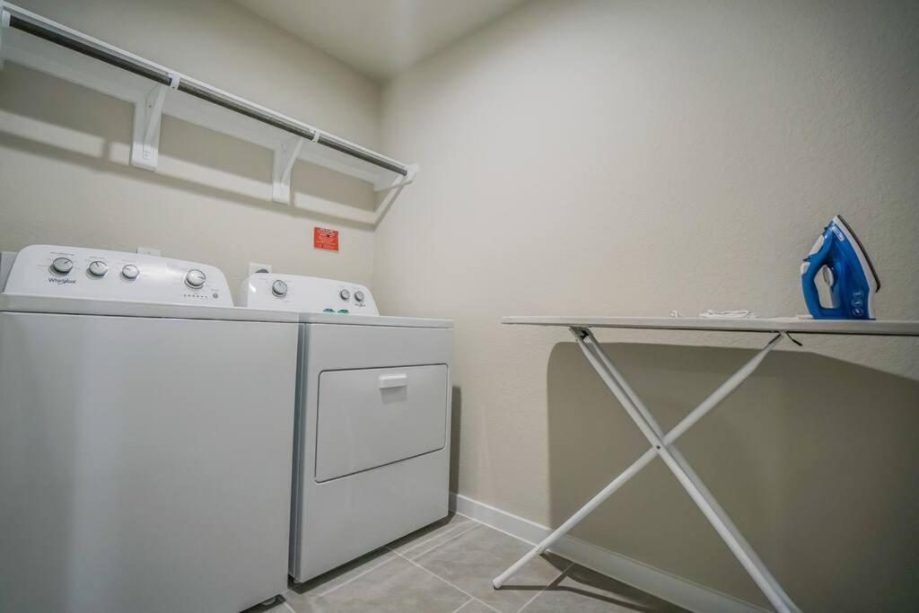 Stunning 3 Bedroom, 2 Bath Close To Everything! *