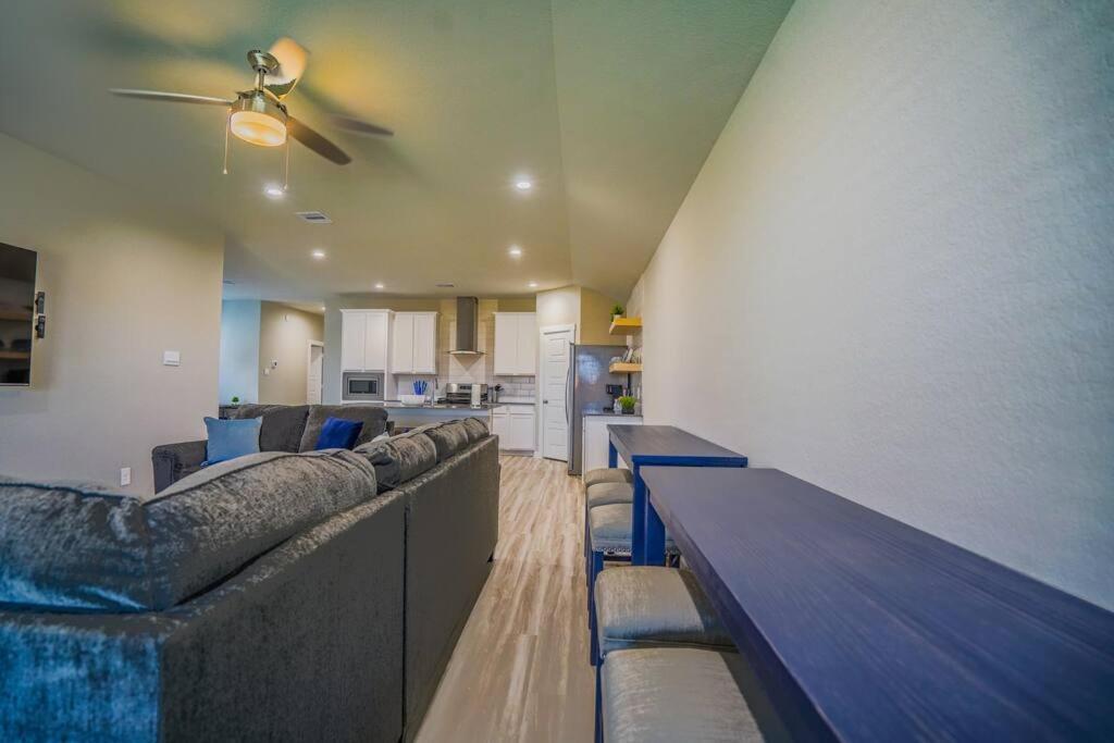 Stunning 3 Bedroom, 2 Bath Close To Everything! Villa
