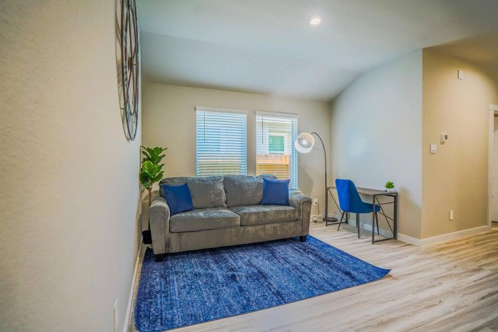 Stunning 3 Bedroom, 2 Bath Close To Everything!