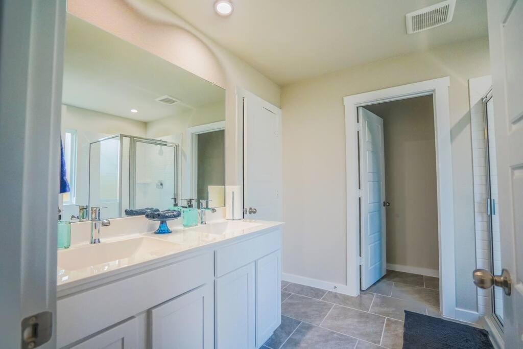 Villa Stunning 3 Bedroom, 2 Bath Close To Everything!