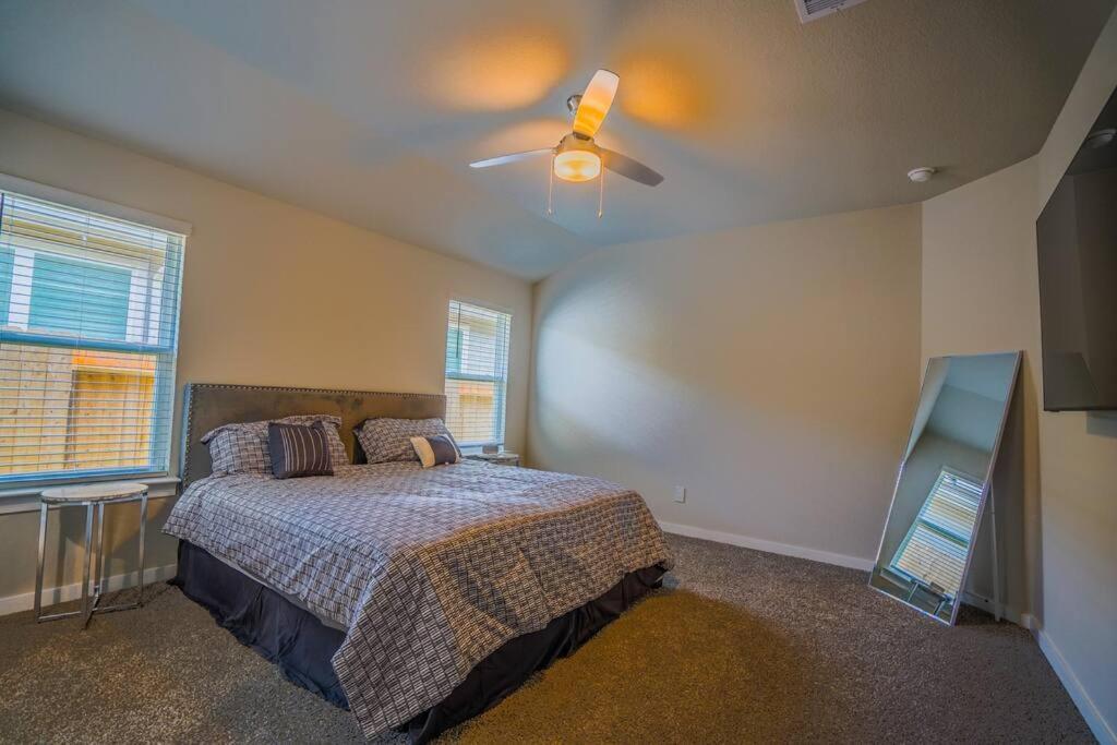 Stunning 3 Bedroom, 2 Bath Close To Everything! * Houston