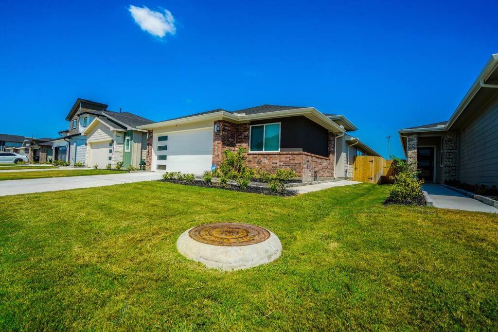 Stunning 3 Bedroom, 2 Bath Close To Everything!