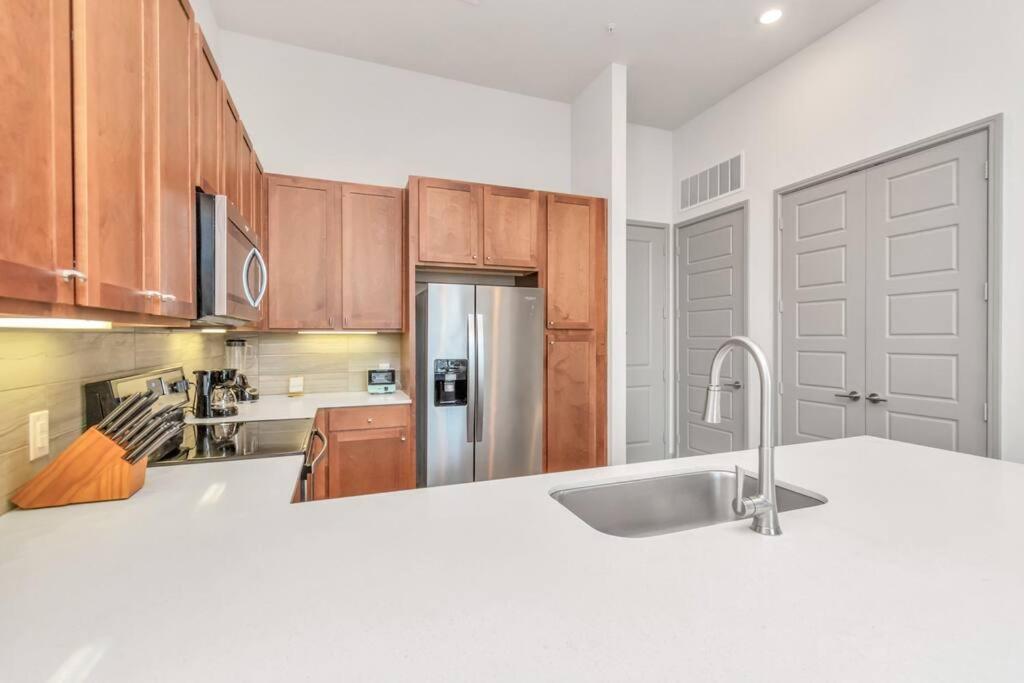 U3 Penthouse Houstonw Car Astros W Skyline-view *
