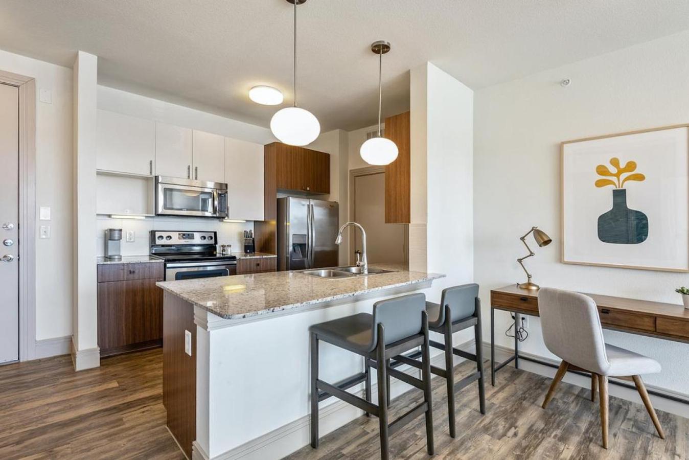 Landing At Voyager At Space Center - 1 Bedroom In East Pasadena Apartment *