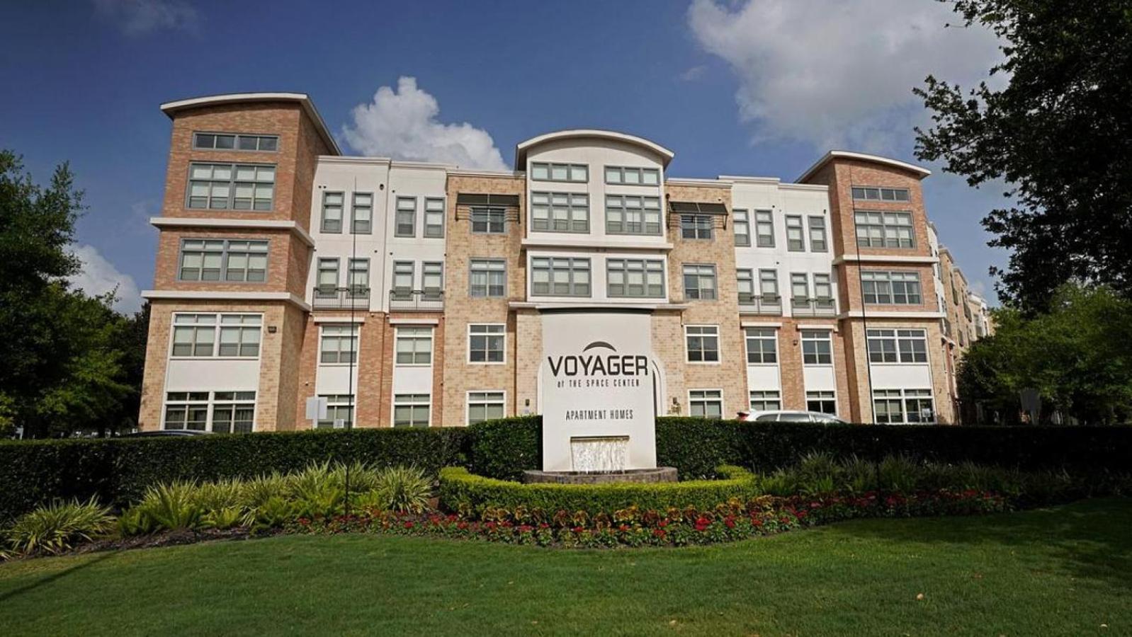 Landing At Voyager At Space Center - 1 Bedroom In East Pasadena Apartment *