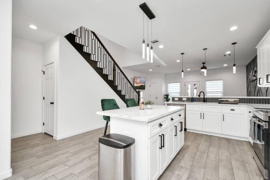 Grand Luxe Retreat - Sleeps 8 - Free Parking - Med Center & Nrg Houston