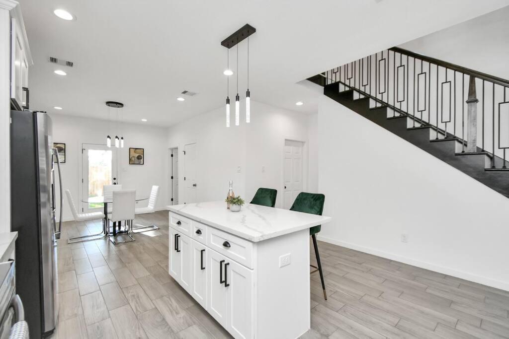 Grand Luxe Retreat - Sleeps 8 - Free Parking - Med Center & Nrg Houston