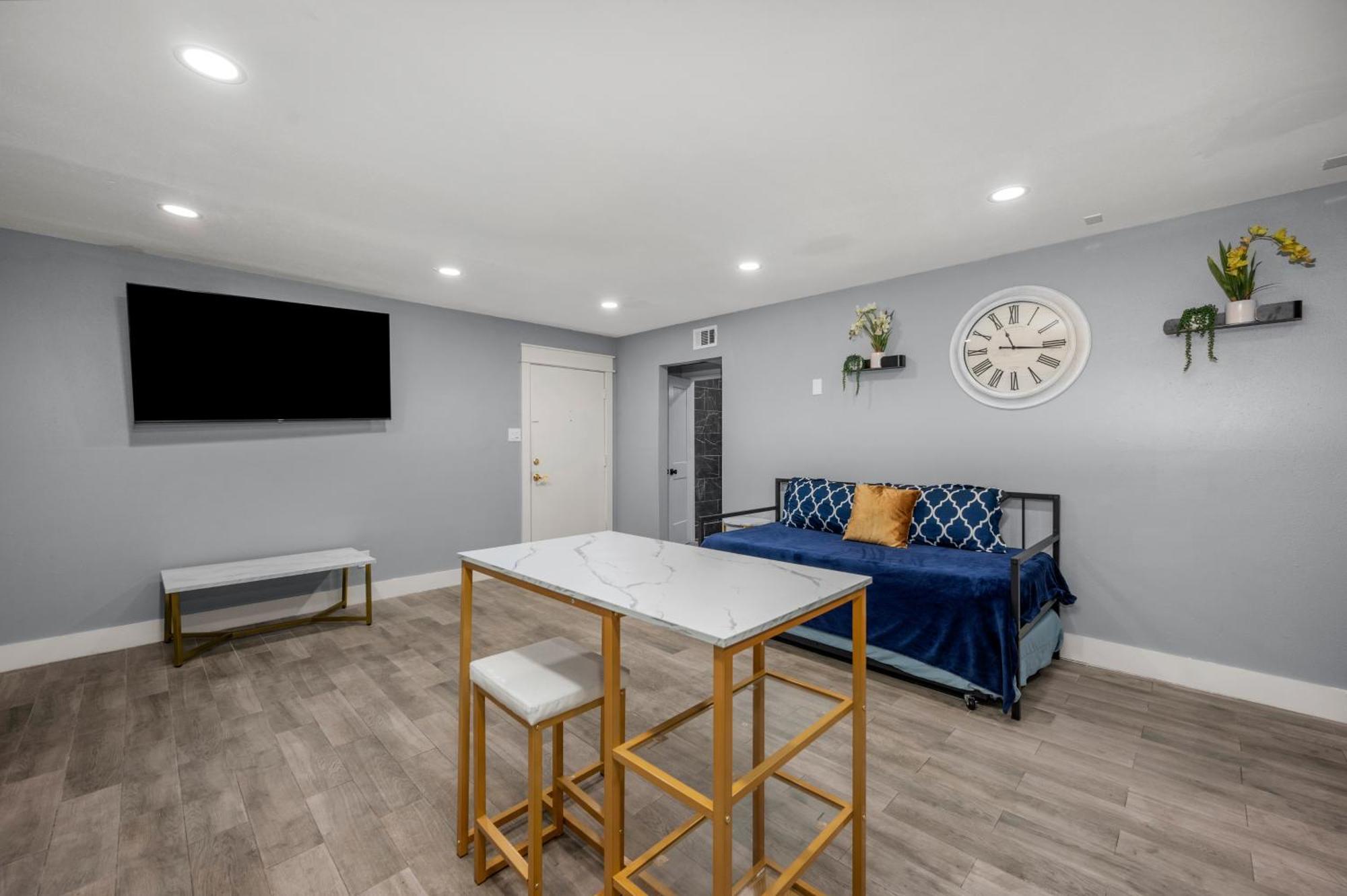 Modern Heights With Pool Apartment Houston