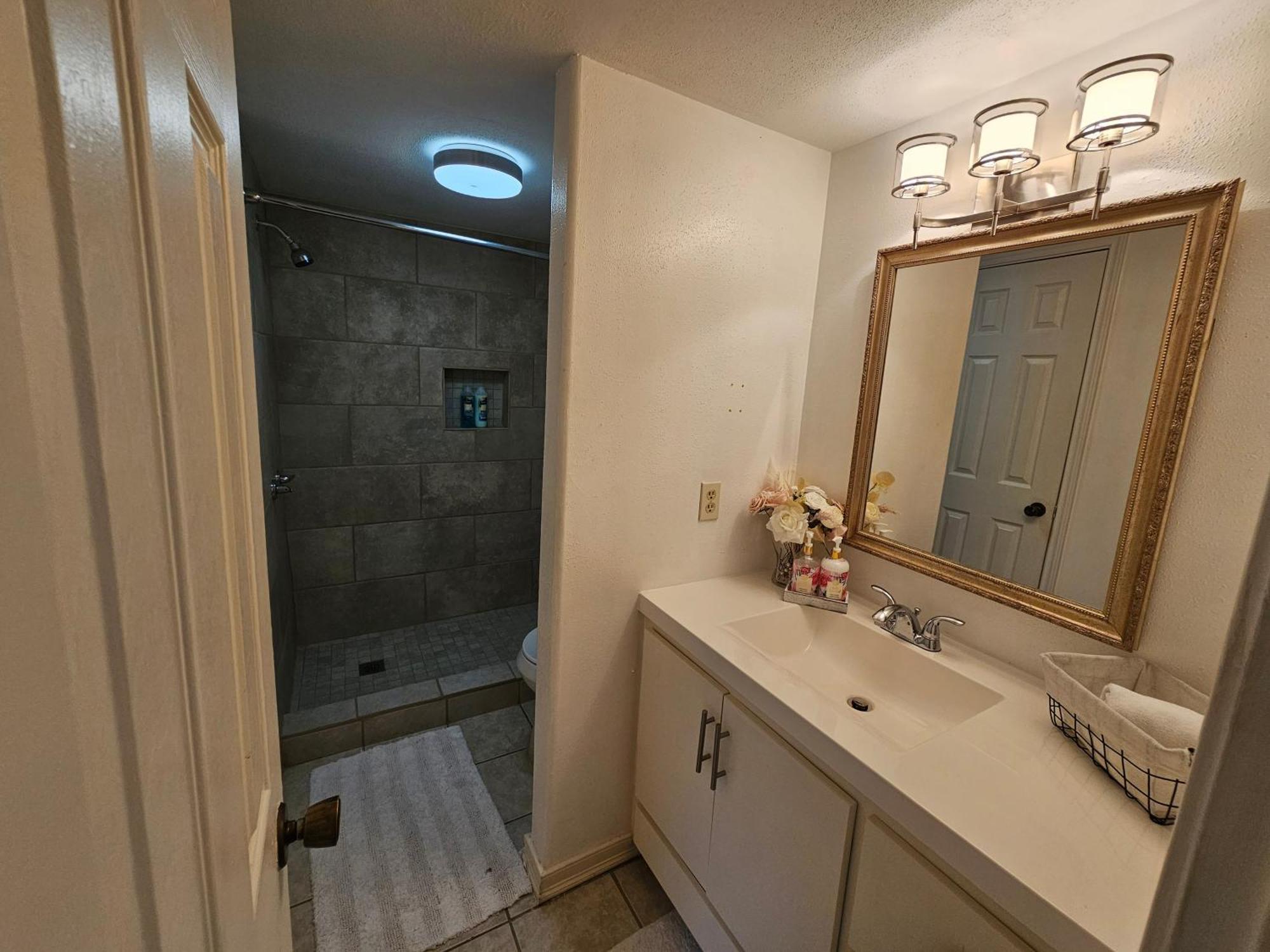Centrally Located Retreat! Sleeps 8, 10 Min To Downtown, Free Parking *